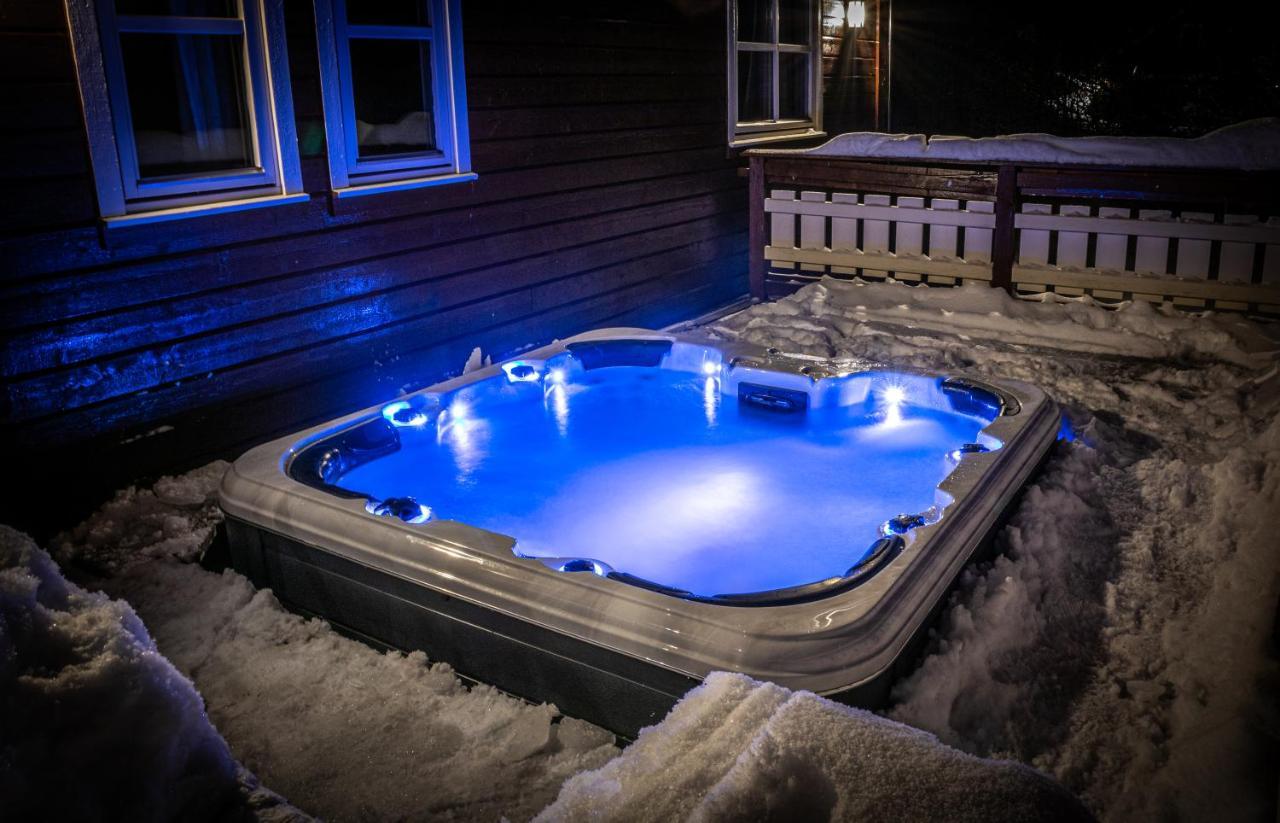 In Hodlekve With 5 Bedrooms & Hot Tub.