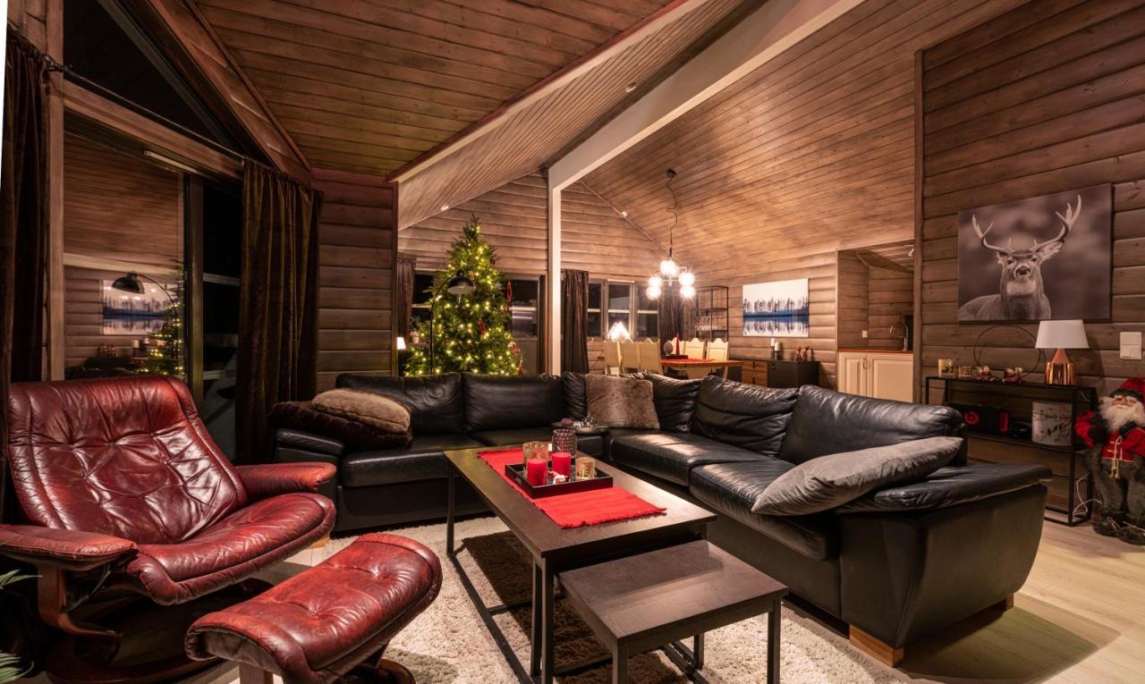 In Hodlekve With 5 Bedrooms & Hot Tub.