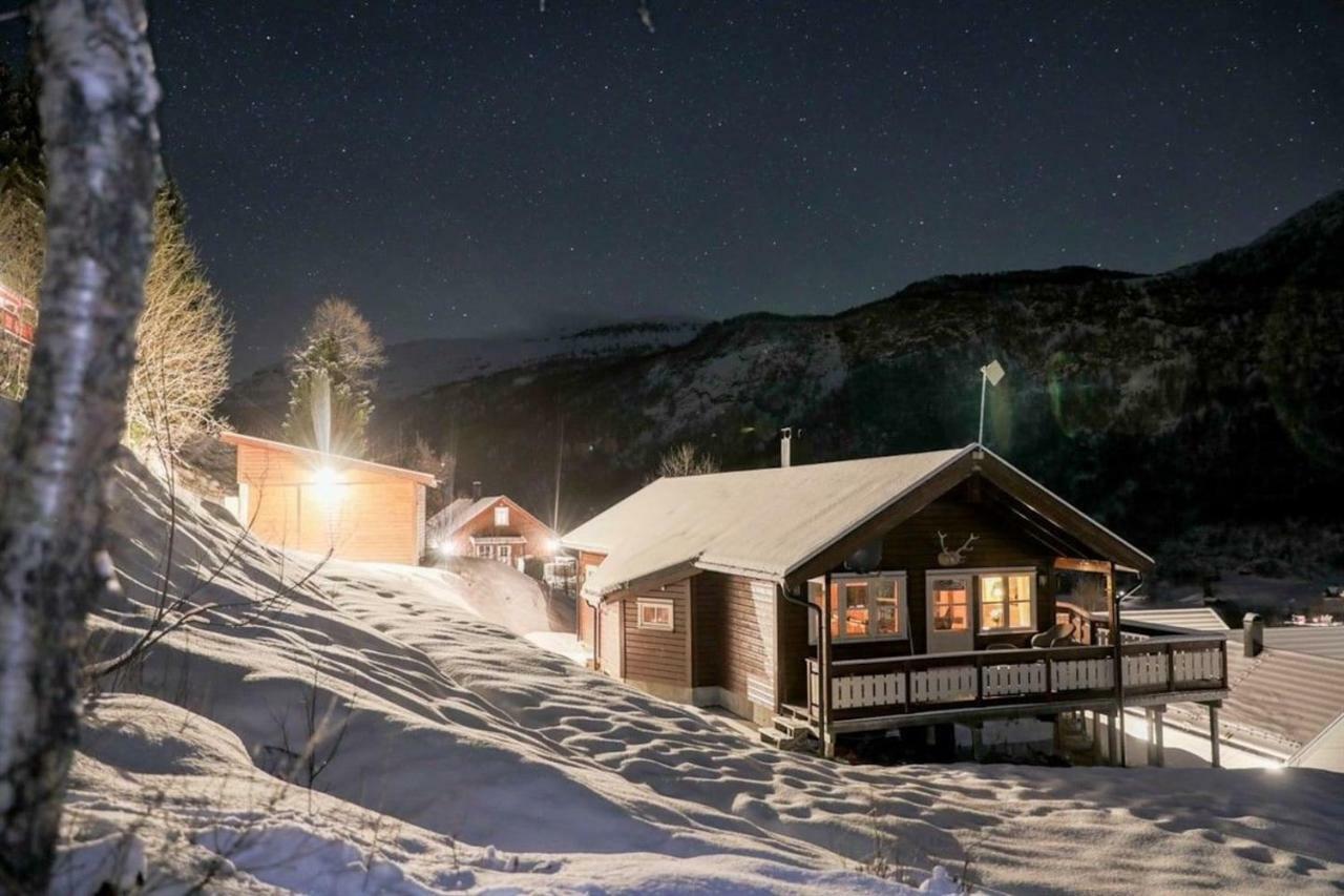 In Hodlekve With 5 Bedrooms & Hot Tub. Holiday home Sogndal