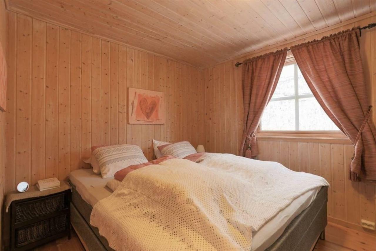 In Hodlekve With 5 Bedrooms & Hot Tub. Holiday home *